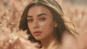 Madison Beer Gentle Glow Style